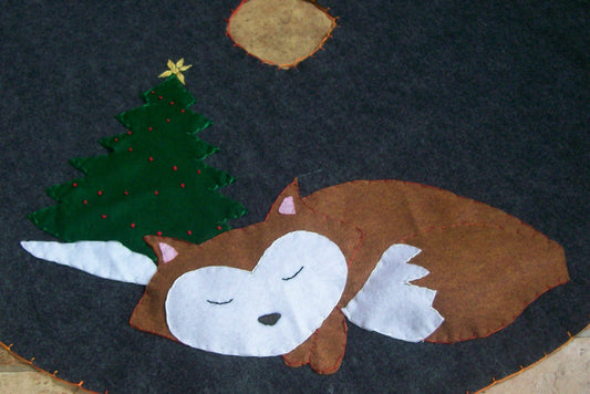 Sleeping Fox Tree Skirt 36 inch diameter