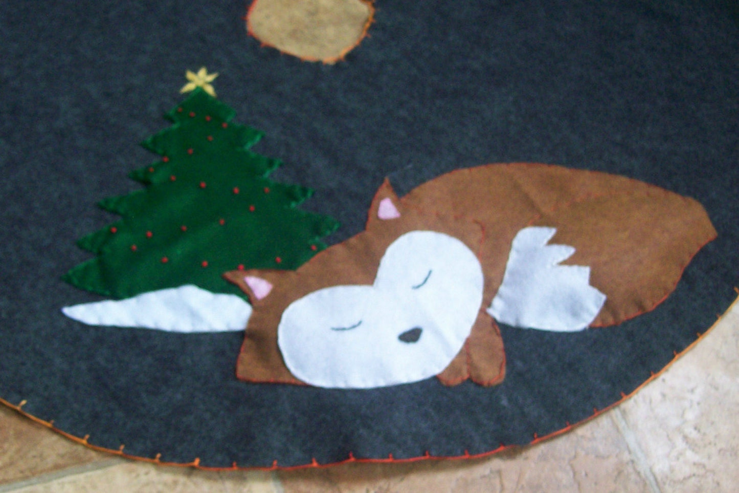 Sleeping Fox Tree Skirt 36 inch diameter